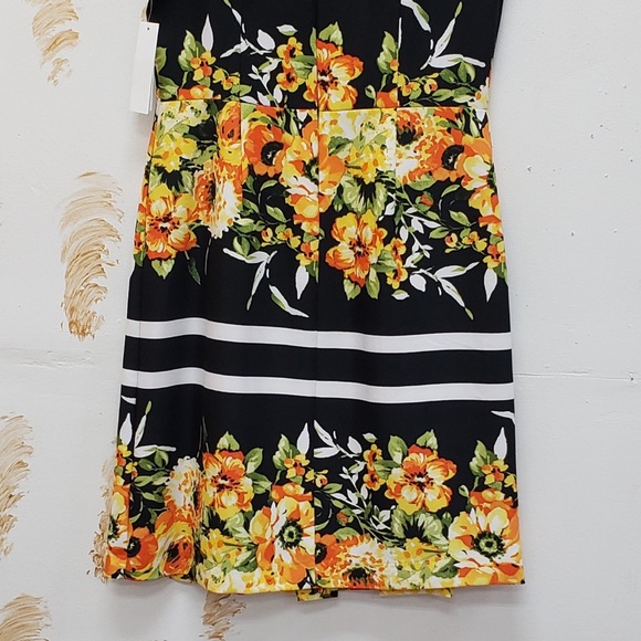 Floral pleated front v-neck dress dress - Picture 2 of 2